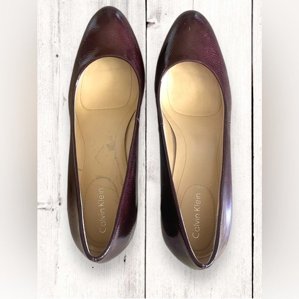 Calvin Klein Renni Snakeskin Burgundy Pump Heels Almond Round Toe Size 7.5 - Picture 5 of 8